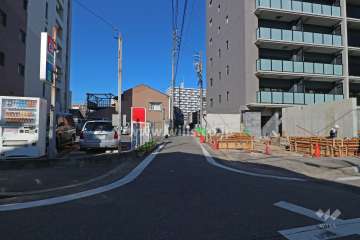 敷地北西側の前面道路（南西側から）