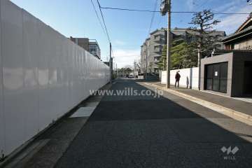 敷地南側の前面道路(東側から)