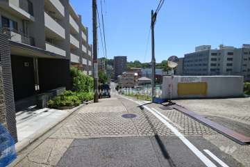 北側前面道路(西側から)