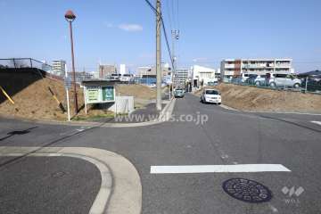 敷地東側の前面道路(南側から)