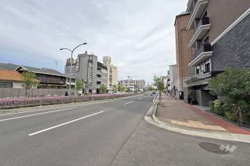 敷地北側の前面道路は山手幹線道路です（西側から）。