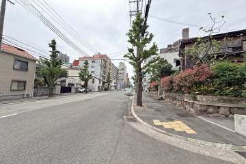 敷地南側の前面道路（東側から）