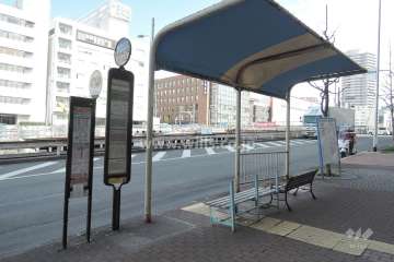 敷地の東側徒歩1分の所に、バス停「新船場北橋」があります。
