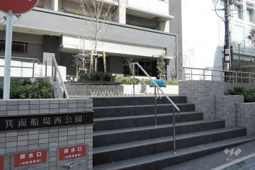敷地内に「箕面船場西公園」があります。