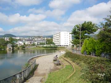 阪急仁川マンションの南側には弁天池公園が広がっています。