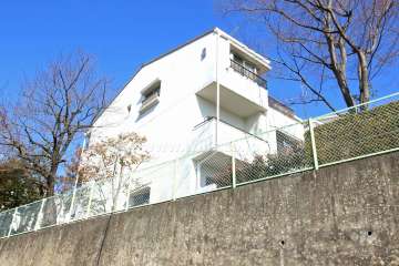 八事本町団地８号棟の外観（南西側から）