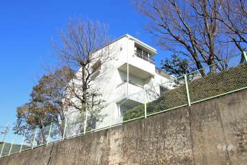 八事本町団地９号棟の外観（南西側から）
