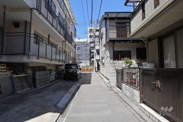 敷地東側の前面道路