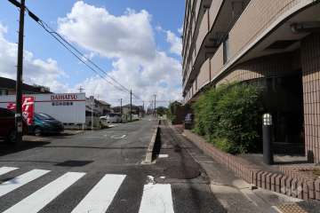 敷地南東側の前面道路（北東側から）