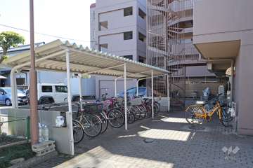 屋根付きの駐輪場