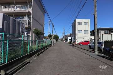 敷地東側の前面道路（南側から）