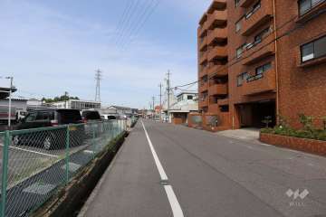敷地北西側の前面道路（南西側から）