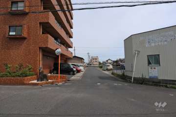 敷地南西側の前面道路（北西側から）