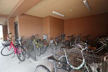 屋内に設けられた駐輪場