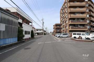 敷地西側の前面道路