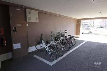 屋内に設けられた駐輪場