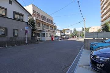 敷地北西側の前面道路