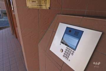 エントランスはオートロック付きです。