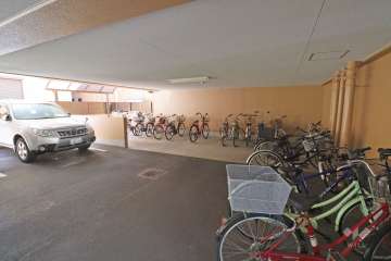 屋内に設けられた駐輪場