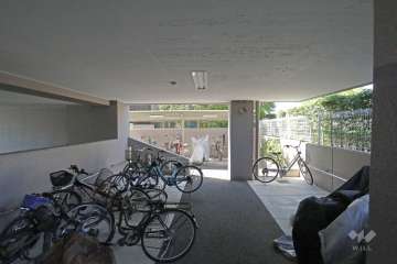 屋内に設けられた駐輪場