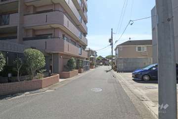 敷地西側の前面道路