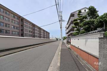 敷地北側の前面道路