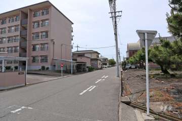 敷地西側の前面道路