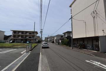 敷地東側の前面道路（北側から）