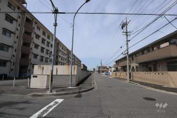 敷地北側の前面道路（東側から）
