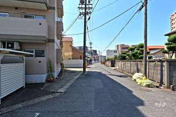 敷地西側の前面道路