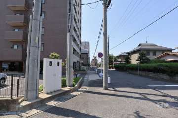 敷地西側の前面道路