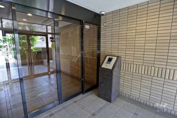 エントランスはオートロック付きです。