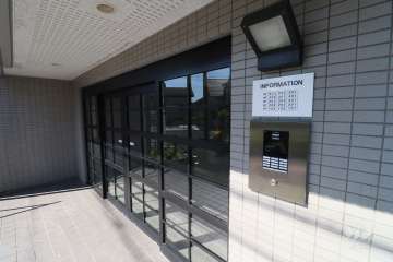 エントランスはオートロック付きです。