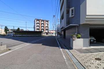 敷地西側の前面道路