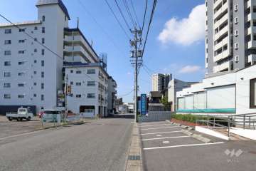 敷地西側の前面道路
