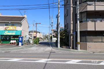 敷地西側の前面道路