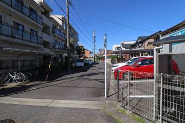 敷地北側の前面道路（東側から）
