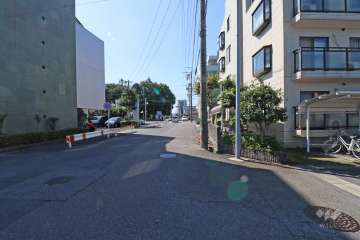 敷地東側の前面道路（北側から）
