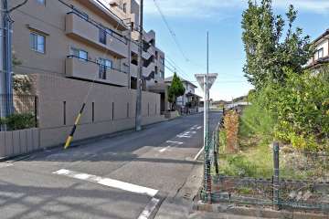 敷地北側の前面道路