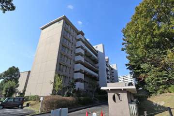 岩成台西第二団地605棟北の外観(北東側から）