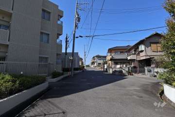 敷地北側の前面道路（東側から）
