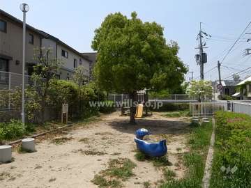 敷地の北東側には「東豊中4丁目第3公園」があります。