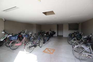 屋内に設けられた駐輪場