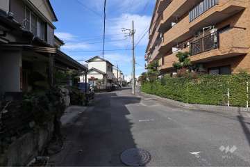 敷地南側の前面道路（東側から）