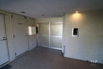 屋内に設けられた駐輪場の出入り口