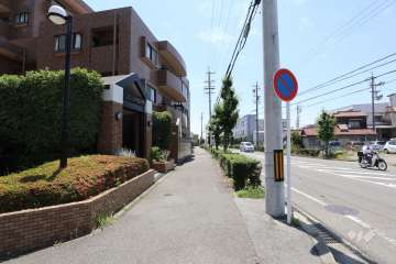 敷地西側の前面道路