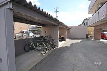 屋根付きの駐輪場