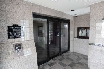 エントランスはオートロック付きです。