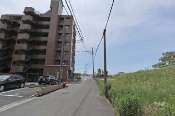 敷地西側の前面道路