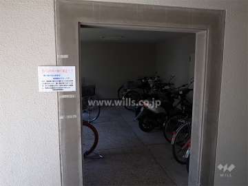 ３２号棟の建物1階部分にある駐輪場、バイク置き場